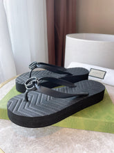 Load image into Gallery viewer, Gucci Chevron Thong Sandal