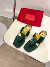 Load image into Gallery viewer, Valentino ONE STUD CALFSKIN FLAT THONG SANDAL