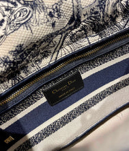 Load image into Gallery viewer, Christian Dior Medium Lady D Lite Bag