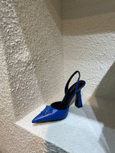 Load image into Gallery viewer, Versace La Medusa Slingback Pumps