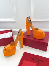 Load image into Gallery viewer, VALENTINO GARAVANI TAN-GO PLATFORM PATENT LEATHER SANDAL 155MM