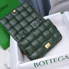 Load image into Gallery viewer, Bottega Veneta Chain Cassette Bag