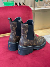 Load image into Gallery viewer, Louis Vuitton Beaubourg Ankle Boots
