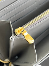 Load image into Gallery viewer, Louis Vuitton Zippy Wallet