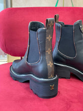 Load image into Gallery viewer, Louis Vuitton Beaubourg Ankle Boots