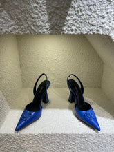Load image into Gallery viewer, Versace La Medusa Slingback Pumps