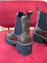 Load image into Gallery viewer, Louis Vuitton Beaubourg Ankle Boots