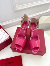 Load image into Gallery viewer, VALENTINO GARAVANI TAN-GO PLATFORM PATENT LEATHER SANDAL 155MM