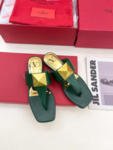Load image into Gallery viewer, Valentino ONE STUD CALFSKIN FLAT THONG SANDAL