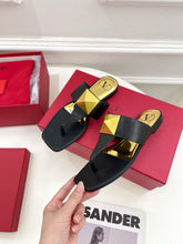 Load image into Gallery viewer, Valentino ONE STUD CALFSKIN FLAT THONG SANDAL