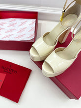 Load image into Gallery viewer, VALENTINO GARAVANI TAN-GO PLATFORM PATENT LEATHER SANDAL 155MM