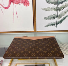 Load image into Gallery viewer, Louis Vuitton Daily Pouch