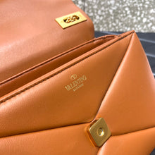 Load image into Gallery viewer, Valentino One Stud Bag With Chain