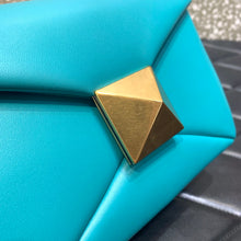 Load image into Gallery viewer, Valentino One Stud Bag With Chain