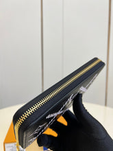 Load image into Gallery viewer, Louis Vuitton Zippy Wallet