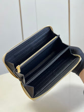 Load image into Gallery viewer, Louis Vuitton Zippy Wallet