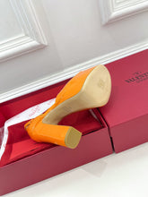 Load image into Gallery viewer, VALENTINO GARAVANI TAN-GO PLATFORM PATENT LEATHER SANDAL 155MM