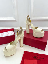 Load image into Gallery viewer, VALENTINO GARAVANI TAN-GO PLATFORM PATENT LEATHER SANDAL 155MM