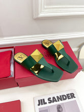 Load image into Gallery viewer, Valentino ONE STUD CALFSKIN FLAT THONG SANDAL