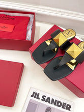 Load image into Gallery viewer, Valentino ONE STUD CALFSKIN FLAT THONG SANDAL