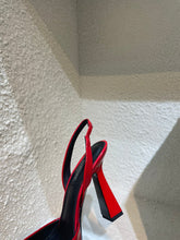 Load image into Gallery viewer, Versace La Medusa Slingback Pumps