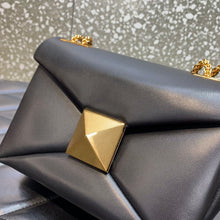 Load image into Gallery viewer, Valentino One Stud Bag With Chain