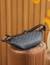 Load image into Gallery viewer, Louis Vuitton Discovery Bumbag