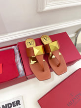 Load image into Gallery viewer, Valentino ONE STUD CALFSKIN FLAT THONG SANDAL
