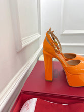 Load image into Gallery viewer, VALENTINO GARAVANI TAN-GO PLATFORM PATENT LEATHER SANDAL 155MM