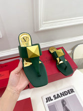 Load image into Gallery viewer, Valentino ONE STUD CALFSKIN FLAT THONG SANDAL