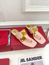 Load image into Gallery viewer, Valentino ONE STUD CALFSKIN FLAT THONG SANDAL