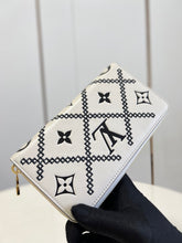 Load image into Gallery viewer, Louis Vuitton Zippy Wallet