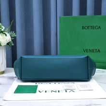 Load image into Gallery viewer, Bottega Veneta Point Medium Bag