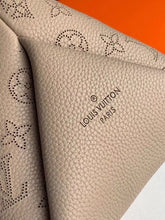 Load image into Gallery viewer, Louis Vuitton Beaubourg Hobo MM Bag