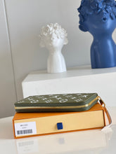 Load image into Gallery viewer, Louis Vuitton Zippy Wallet