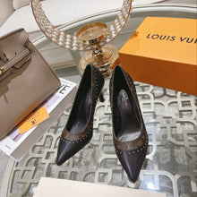 Load image into Gallery viewer, Louis Vuitton Signature Pump