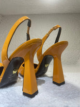 Load image into Gallery viewer, Versace La Medusa Slingback Pumps