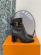 Load image into Gallery viewer, Louis Vuitton Silhouette Ankle Boots