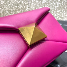 Load image into Gallery viewer, Valentino One Stud Bag With Chain