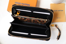 Load image into Gallery viewer, Louis Vuitton Zippy Wallet