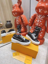 Load image into Gallery viewer, Louis Vuitton Squad Sneaker