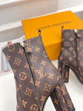 Load image into Gallery viewer, Louis Vuitton Silhouette Ankle Boots