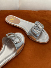 Load image into Gallery viewer, Valentino Vlogo Signature Flat Slide
