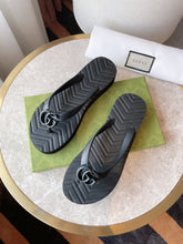 Load image into Gallery viewer, Gucci Chevron Thong Sandal