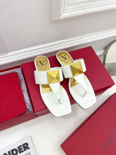 Load image into Gallery viewer, Valentino ONE STUD CALFSKIN FLAT THONG SANDAL