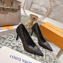 Load image into Gallery viewer, Louis Vuitton Signature Pump