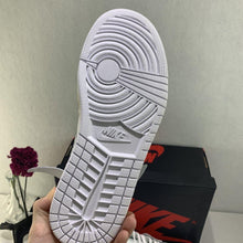 Load image into Gallery viewer, Jordan 1 x OFF White Retro - LUXURY KLOZETT