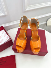 Load image into Gallery viewer, VALENTINO GARAVANI TAN-GO PLATFORM PATENT LEATHER SANDAL 155MM