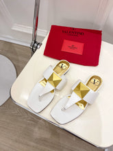 Load image into Gallery viewer, Valentino ONE STUD CALFSKIN FLAT THONG SANDAL