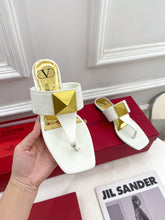 Load image into Gallery viewer, Valentino ONE STUD CALFSKIN FLAT THONG SANDAL